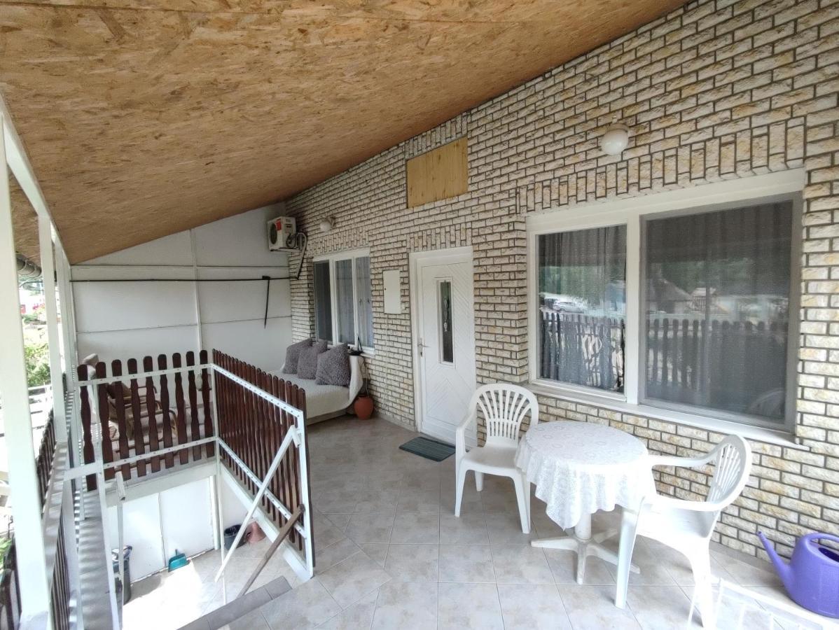 Villa Sarga311 Ueduelohaz Szegedin Exterior foto